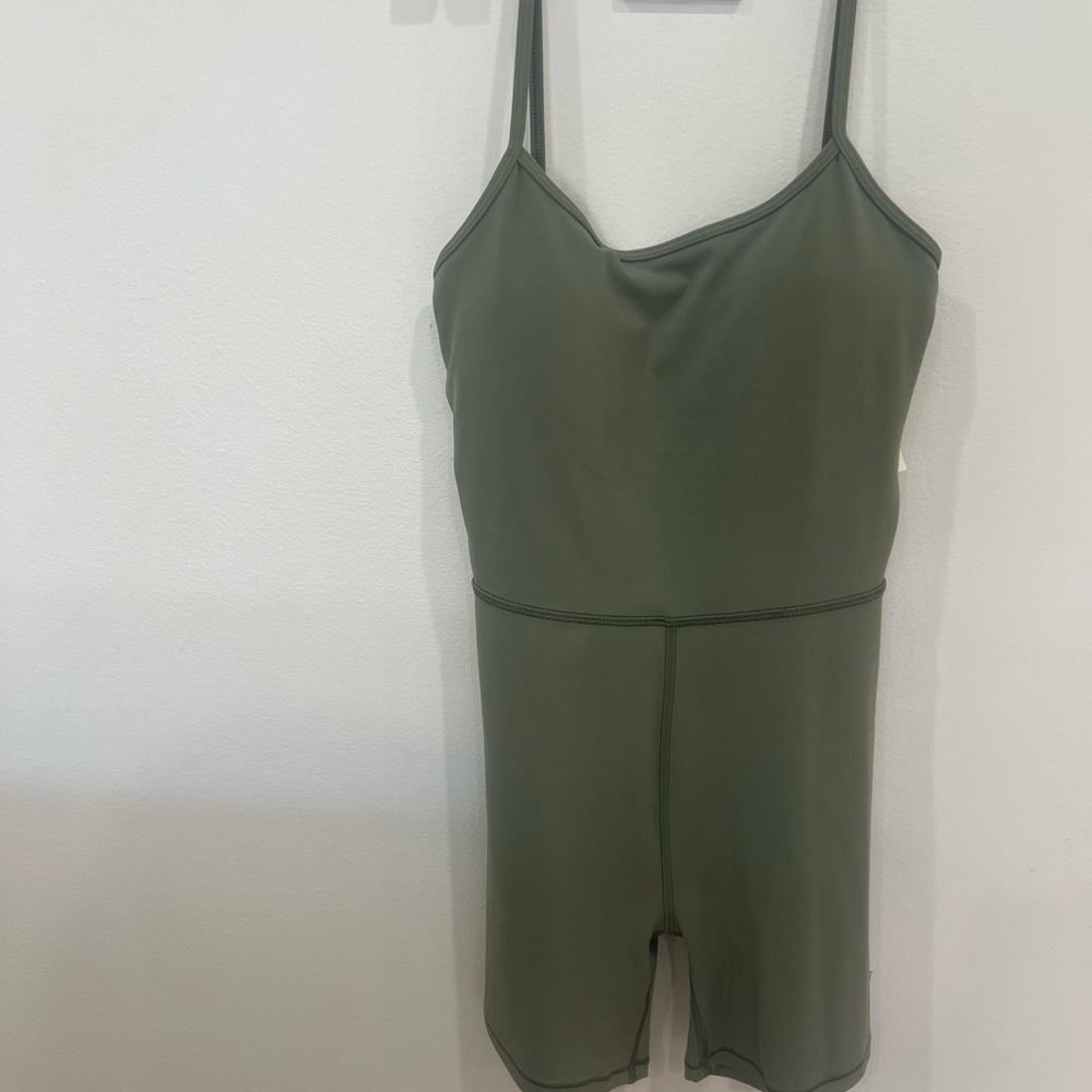 Brand new Vuori one-piece romper in olive green Never worn, in perfect condition